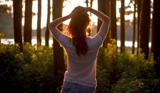 别哭忍着点我慢慢的就不疼了 吴雪手脚瘫软的斜倚在墙上