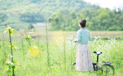 我快要到了再快一点 又硬又烫的话儿在她的腿弯处进进出出，紧密的结合