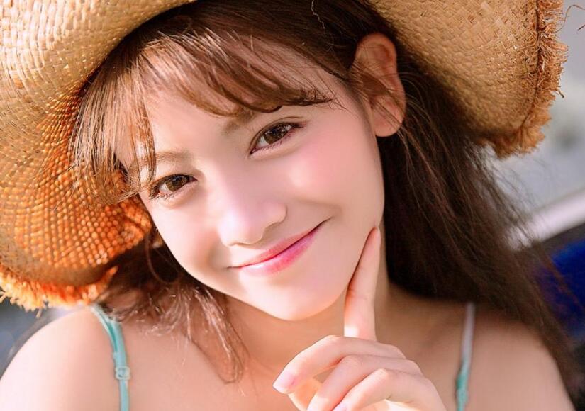 撅起屁股屈辱的含着 那两团白嫩随着身体的颤抖而轻轻摇晃