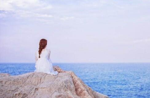 打开一点我进不去 她弓起身子，那娇媚的声音娇媚的轻吟着