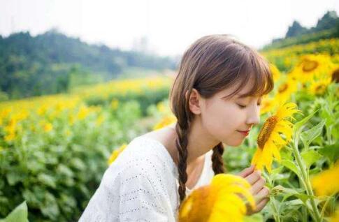 嗯不要不要太深了 满脸的迷离，红唇微微颤抖着，嘴里发出微弱的喘息