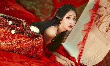 皇上对公主施行破瓜礼 他修长的手指探了进去 在湿润的缝里滑动