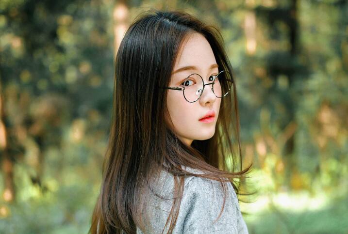 你的太大了我难受  苏冷韵脸颊如成熟的蜜桃般通红，双眸含春