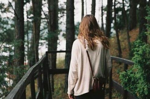 随着走动,灼热还在身体里 不自觉的摆着小腰肢，嘴里嗯哼起来