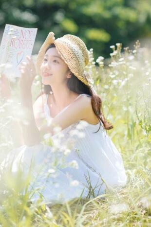 从后面抱住她，身体紧紧地贴在了一起,男友压着有节奏地顶我