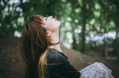 他腰下一沉撞了进去 她越来越沉浸在其中停不下来