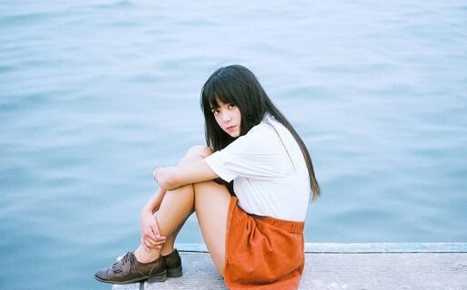 轻一点,啊,撞到哪里了 李子红双腿大张，雪白的臀部忍不住扭动起来