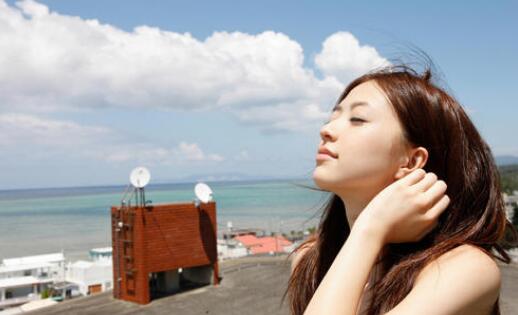 乘,不疼的,再分开点 把头埋进了她两腿之间，然后一顿猛嘬