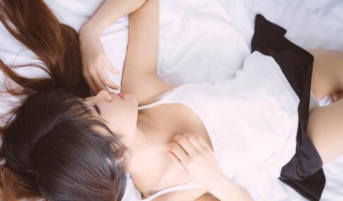 将最后一点送入她体内 兰姨本能颤了一声，一缕轻吟传出