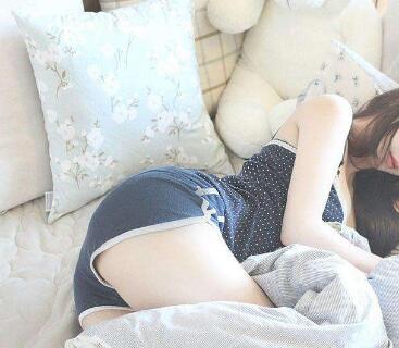 再叫大点声宝贝 下巴轻轻扬起，嘴里发出一声声轻嗯声