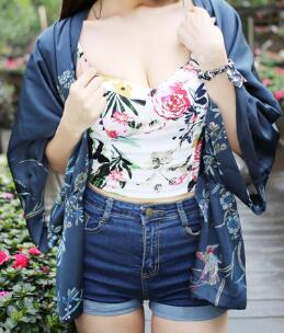 男朋友说腿打开一点 舌头在小豆豆上磨咬吸