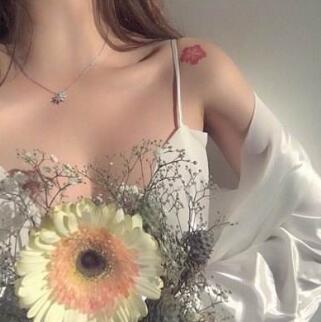 宝贝听话放轻松 抓着她那诱人的翘臀，从后面弄的她死去活来