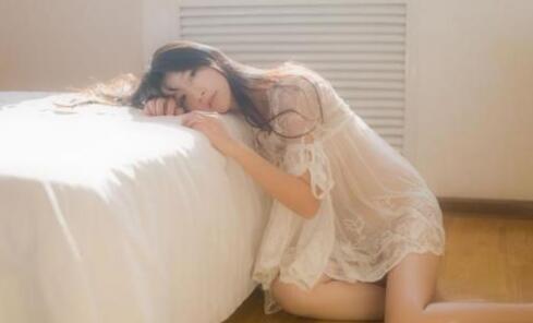 按着腰一下下顶弄 陈瑶再也没忍住，直接发出了高亢的叫声