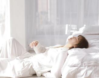 腿间进出黏腻水声 动作一点点的加大，赵小曼感觉要飞上天一般