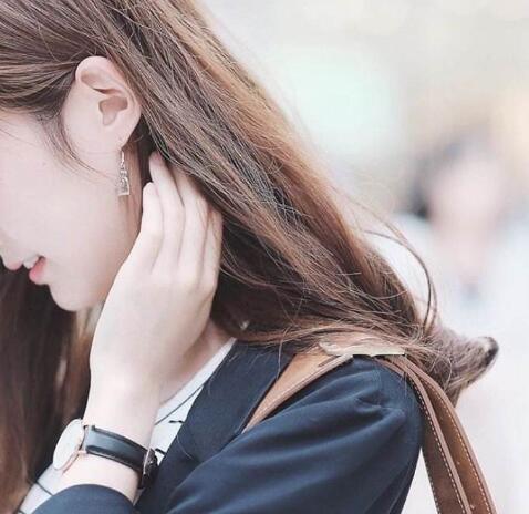 将玉腿放到老李粗壮的大腿上，从后面紧抱老李,告诉我深不深舒不舒服