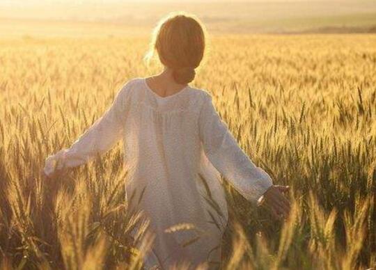 一用力将赵小倩抬了起来,腰一挺啊进去了