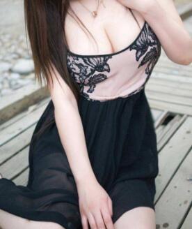 我缓缓蹲跪在了她的面前，噘着嘴慢慢地凑了上去，好紧我太爽了再快点