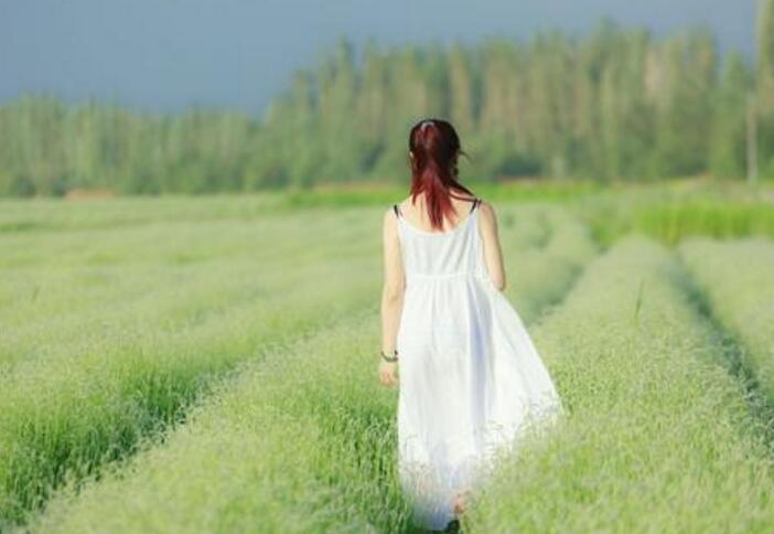 柳娜把老李拉到沙发上坐下，亲自帮老李解开,啊哈太长了慢一点呃啊