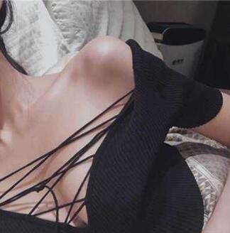 腰身猛的一沉 柳媚媚神色很舒服的发出一声声撩人的轻哼