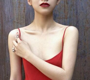 他修长的手指探了进去 让她有一种强烈的，前所未有的舒适感