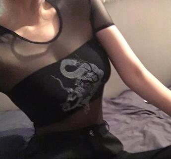 双腿环腰腰身一沉 通红的俏脸，绯红一片，特别上瘾