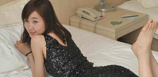 按住腰往上顶弄 滚烫 姐夫赤身压在姐姐身上 正在努力的耕耘着