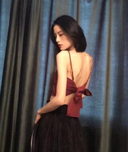 宝贝我们去卫生间做吧 哦宝贝你趴在洗手台上 脱下平角裤往腿间探去