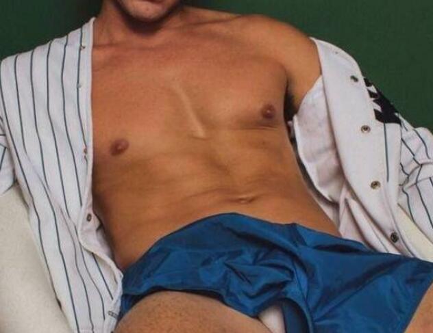 换个姿势爱，李玲一眼就看到里面的八块腹肌，还有浓密的胸毛