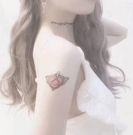 在刘小光节奏般的揉搓下，轻轻摇摆起翘臀，放松点我不会弄疼你的