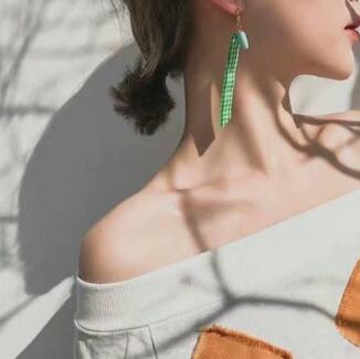 乘再深一点就不疼了 夸张跨坐的动作，沉迷入情的仰头