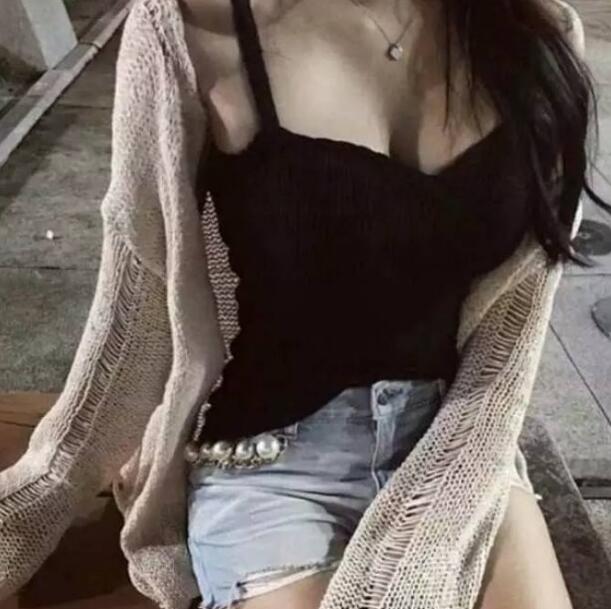 他一下一下的顶了进去，这么粗壮的家伙进入了自己的身体里面