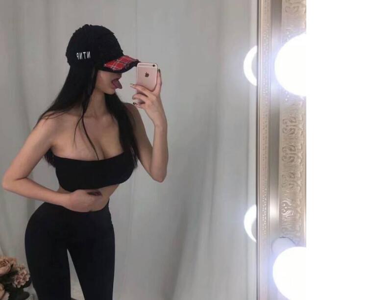 我进去了有点疼你忍一下，干脆把手伸进黑色短裙