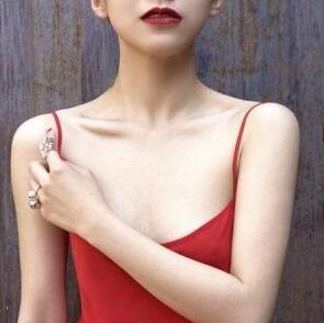 放轻松,这次不会弄疼你 翘臀坦露在外，史密斯瞬间就来了强烈感觉