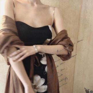 她痛苦地承受他的巨大 忍不住发出几阵轻微曼妙声，开始放纵自己