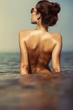 疼疼太粗太长了坐不下去，顶在了她娇嫩的屁股上