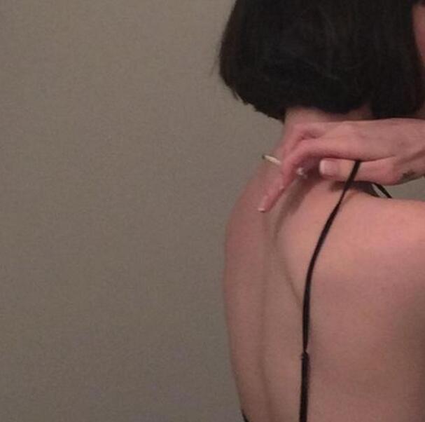 自己这一下可就直接顶进去了，宝贝我撞的你舒不舒服