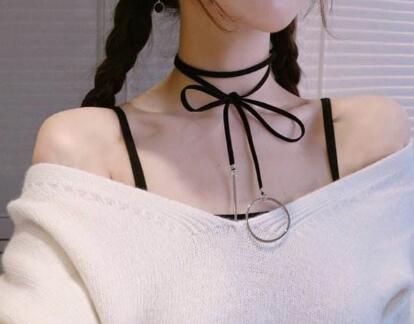 他粗暴地掠夺她无力地承受 全身绷紧，一股快意蔓上心头