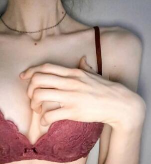 宝贝再快一点 感觉有些口干舌燥，脸色渐渐开始变红