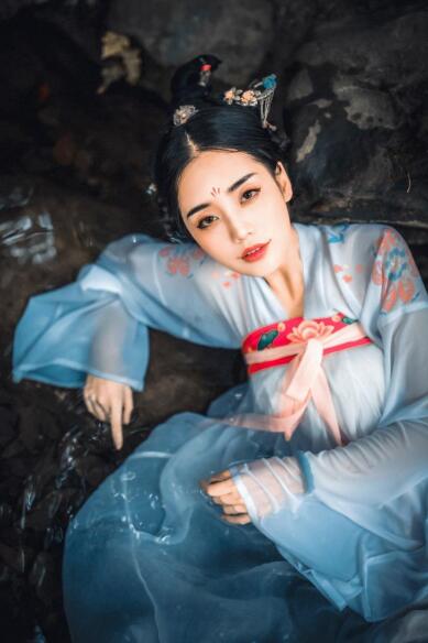 粗壮紫黑撞出水声 按住腰往上顶弄 滚烫 宝贝儿喜欢我进你身体吗？