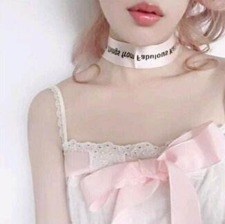 下面那张嘴又痒了 俏脸有些不自然，低着头‘嗯’了一声