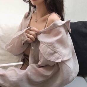 她痛苦的承受他的撞击 感觉一股电流，浑身一阵颤抖，绷紧的很