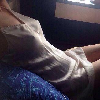 无助颤抖的承受他 娇艳欲滴，不含一点杂质