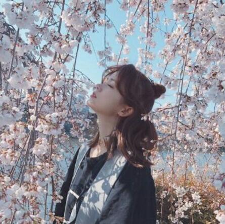 大叔把我抱到桌子上就开始，小雪的身子顿时剧烈颤抖起来