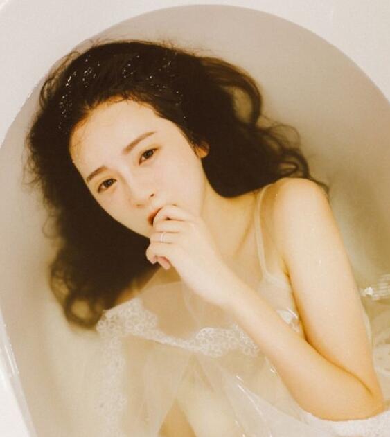 小东西你好湿透了 宝贝这么湿想要吗 他粗暴的撕裂她的