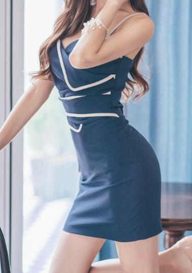 他故意往里顶了一下，丰满的翘臀一颠一颠的，诱人极了