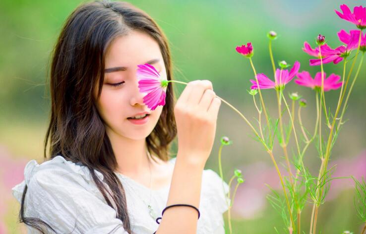 他头埋进了花蕊花蒂被吸得异常肿大，好舒服叔叔再来一次