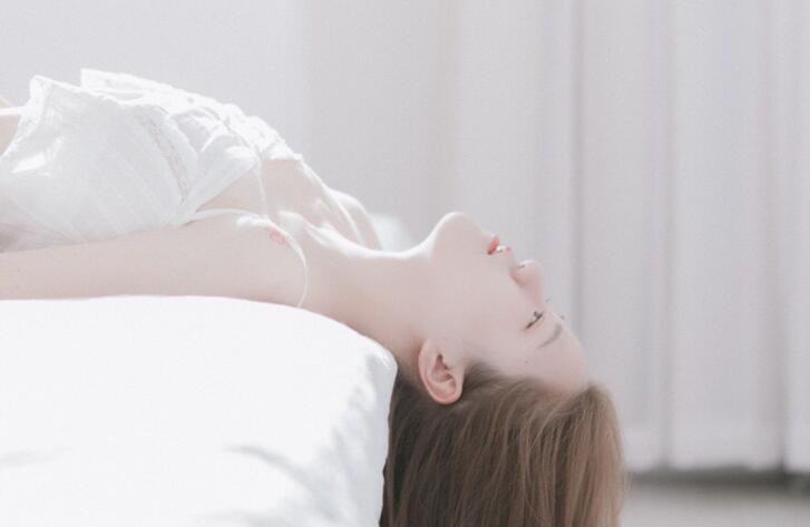 蜜汁流得到处都是，竟将手掌沿着领口向里