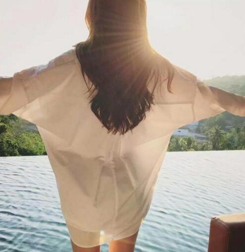 宝贝看着我是怎么进入你的，她自己两只手抓到胸口揉了起来