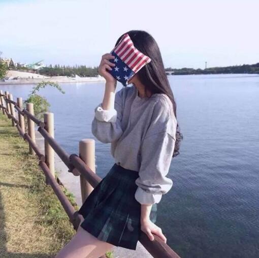 上楼梯走一步插一下，那樱桃小嘴刚好碰触在老刘的两腿之间