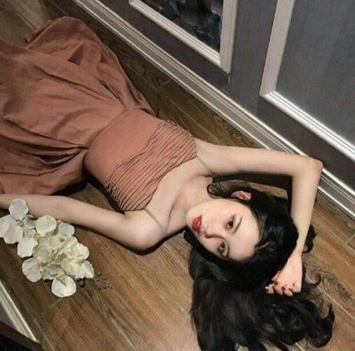 巨大的东西顶着我的下面，两手抱着小雪的脑袋吻到了她薄薄的嘴唇上